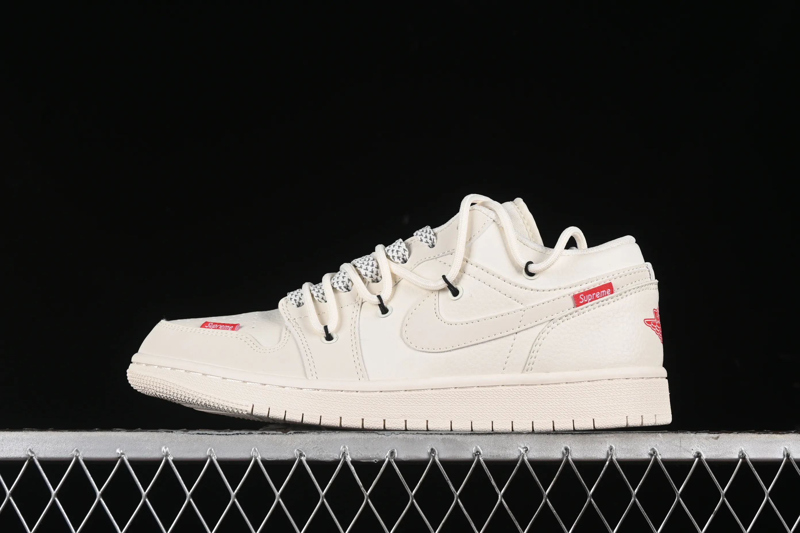 All categories Air Jordan Jordan series basketball shoes Air Jordan 1 Low High-end customized low-top sneakers Air Jordan 1 Low AJ1 Joe 1 Supreme joint-off-white red small label High-end customized low-top retro basketball shoes SJ9950-017